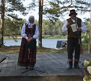 Festivalio &bdquo;Subatėlės vakarėly...&ldquo; vedėjai Lina Černiauskienė ir Jonas Bajoriūnas