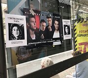 Vilniaus centre &ndash; filmo &bdquo;Čia buvo Sa&scaron;a&ldquo; plakatai