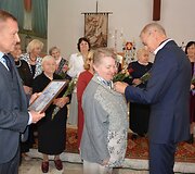 &bdquo;Sidabrinės bitės&ldquo; meras sega SIDABRINĘ BITĘ Rūtai Indra&scaron;iūtei