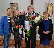 &bdquo;Sidabrinės bitės&ldquo; Jonas Bajoriūnas su &scaron;eima
