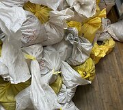 FNTT atliko 21 kratą Vilniuje, Kaune ir Alytuje. Jų metu rasta daugiau nei 1 mln. eurų neapskaitytų grynųjų pinigų, įtariamųjų naudojamose sandėliavimo patalpose aptikta ir paimta apie 3 tonas elektronikos prietaisų dalių bei automobilių katalizatorių laužo, galimai turinčio tauriųjų metalų. 