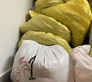 FNTT atliko 21 kratą Vilniuje, Kaune ir Alytuje. Jų metu rasta daugiau nei 1 mln. eurų neapskaitytų grynųjų pinigų, įtariamųjų naudojamose sandėliavimo patalpose aptikta ir paimta apie 3 tonas elektronikos prietaisų dalių bei automobilių katalizatorių laužo, galimai turinčio tauriųjų metalų. 