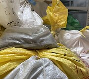 FNTT atliko 21 kratą Vilniuje, Kaune ir Alytuje. Jų metu rasta daugiau nei 1 mln. eurų neapskaitytų grynųjų pinigų, įtariamųjų naudojamose sandėliavimo patalpose aptikta ir paimta apie 3 tonas elektronikos prietaisų dalių bei automobilių katalizatorių laužo, galimai turinčio tauriųjų metalų. 