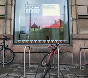 Vilniuje vienai dienai atidarytas Stepheno Hawkingo knygai skirtas knygynas