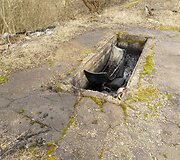 Į garažo duobę i&scaron;pilta automobilinė alyva