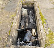 Į garažo duobę i&scaron;pilta automobilinė alyva