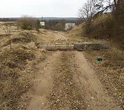 Blokeliais užtvertas kelias į garažų masyvą