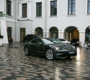 Vilniuje pristatyti elektromobilis &bdquo;Porsche Taycan&ldquo;