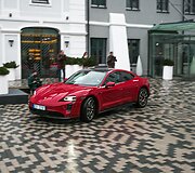 Vilniuje pristatyti elektromobilis &bdquo;Porsche Taycan&ldquo;