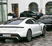 Vilniuje pristatyti elektromobilis &bdquo;Porsche Taycan&ldquo;