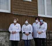 Lilijos Valatkienės sukurti darbai ir Trakų savivaldybės merės Editos Rudelienės padėka Trakų rajono medikams
