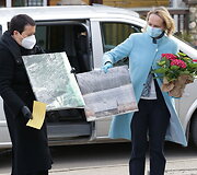 Lilijos Valatkienės sukurti darbai ir Trakų savivaldybės merės Editos Rudelienės padėka Trakų rajono medikams