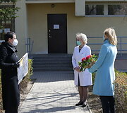 Lilijos Valatkienės sukurti darbai ir Trakų savivaldybės merės Editos Rudelienės padėka Trakų rajono medikams