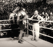 Algirdas &Scaron;ocikas (viduryje su gėlėmis), nuaidėjus finaliniam XV SSRS bokso čempionato gongui. 1949 m. liepos 14 d.