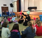 Dalios Mikoliūnaitės ir jos kolegės Pojūčių teatro režisierės Karolinos Žernytės spektaklis Viliersdorp miestelyje lietuviams ir vietiniams vaikams.
