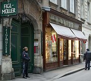 Vienos centre pa&scaron;auti du asmenys