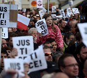 Prahoje tūkstančiai žmonių protestuoja prie&scaron; vyriausybę	
