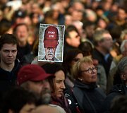 Prahoje tūkstančiai žmonių protestuoja prie&scaron; vyriausybę	