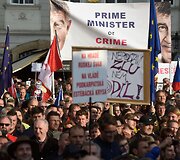 Prahoje tūkstančiai žmonių protestuoja prie&scaron; vyriausybę	
