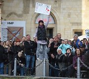 Prahoje tūkstančiai žmonių protestuoja prie&scaron; vyriausybę	