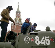 Maskvos Raudonojoje aik&scaron;tėje surengta 1941-ųjų karinio parado reinscenizacija