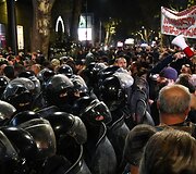 Sakartvelo kra&scaron;tutinių de&scaron;iniųjų grupės protestuoja prie&scaron; filmo apie gėjus premjerą