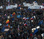Paminėti Aksominės revoliucijos 30-metį susirinkę čekai reikalavo premjero atsistatydinimo