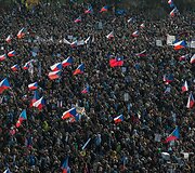 Paminėti Aksominės revoliucijos 30-metį susirinkę čekai reikalavo premjero atsistatydinimo