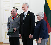 Carstenas Breueris, Gitanas Nausėda