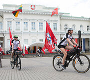 Valstybės vėliavų pakėlimo ceremonija Prezidentūros aik&scaron;tėje