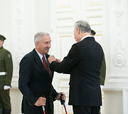 Valstybės apdovanojimų įteikimo ceremonija Lietuvos Respublikos Prezidento rūmuose