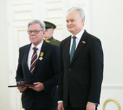 Valstybės apdovanojimų įteikimo ceremonija Lietuvos Respublikos Prezidento rūmuose