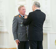 Valstybės apdovanojimų įteikimo ceremonija Lietuvos Respublikos Prezidento rūmuose