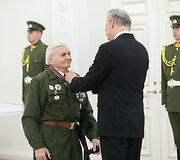 Valstybės apdovanojimų įteikimo ceremonija Lietuvos Respublikos Prezidento rūmuose
