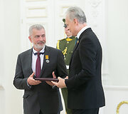 Valstybės apdovanojimų įteikimo ceremonija Lietuvos Respublikos Prezidento rūmuose