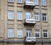 Užra&scaron;as ant namo Aludarių gatvėje