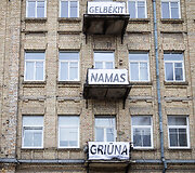 Užra&scaron;as ant namo Aludarių gatvėje