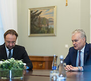 Gediminas &Scaron;imkus, Gitanas Nausėda