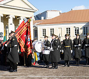 Baltijos valstybių vėliavų pakėlimo ceremonija Simono Daukanto aik&scaron;tėje