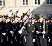 Baltijos valstybių vėliavų pakėlimo ceremonija Simono Daukanto aik&scaron;tėje