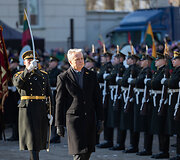 Baltijos valstybių vėliavų pakėlimo ceremonija Simono Daukanto aik&scaron;tėje