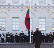 Baltijos valstybių vėliavų pakėlimo ceremonija Simono Daukanto aik&scaron;tėje