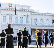 Baltijos valstybių vėliavų pakėlimo ceremonija Simono Daukanto aik&scaron;tėje