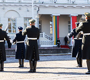 Baltijos valstybių vėliavų pakėlimo ceremonija Simono Daukanto aik&scaron;tėje