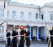Baltijos valstybių vėliavų pakėlimo ceremonija Simono Daukanto aik&scaron;tėje
