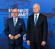 Alaras Karisas, Gitanas Nausėda