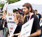Nevyriausybinė gyvūnų apsaugos organizacija &bdquo;Tu&scaron;ti narvai&ldquo; surengė protestą prie Valstybinės maisto ir veterinarijos tarnybos 
