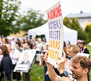 Nevyriausybinė gyvūnų apsaugos organizacija &bdquo;Tu&scaron;ti narvai&ldquo; surengė protestą prie Valstybinės maisto ir veterinarijos tarnybos 