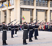 Valstybės vėliavos pakėlimo ceremonija Nepriklausomybės aik&scaron;tėje
