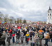 Vilniaus Katedros aik&scaron;tėje surengta protesto akcija &bdquo;&Scaron;alin rankas nuo laisvo žodžio&ldquo;